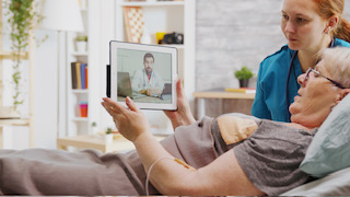 Како да се грижите за здравјето на изнемоштено или хронично болното лице од удобноста на домот?